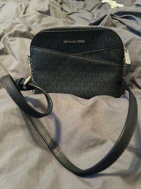 Michael Kors Jet Set Travel Medium Logo Dome Crossbody bag